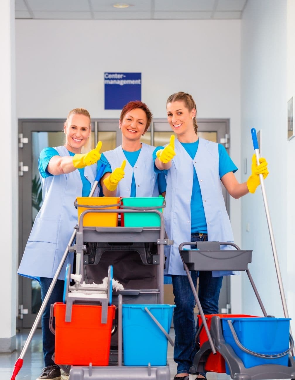 Tým úklidové agentury při práci